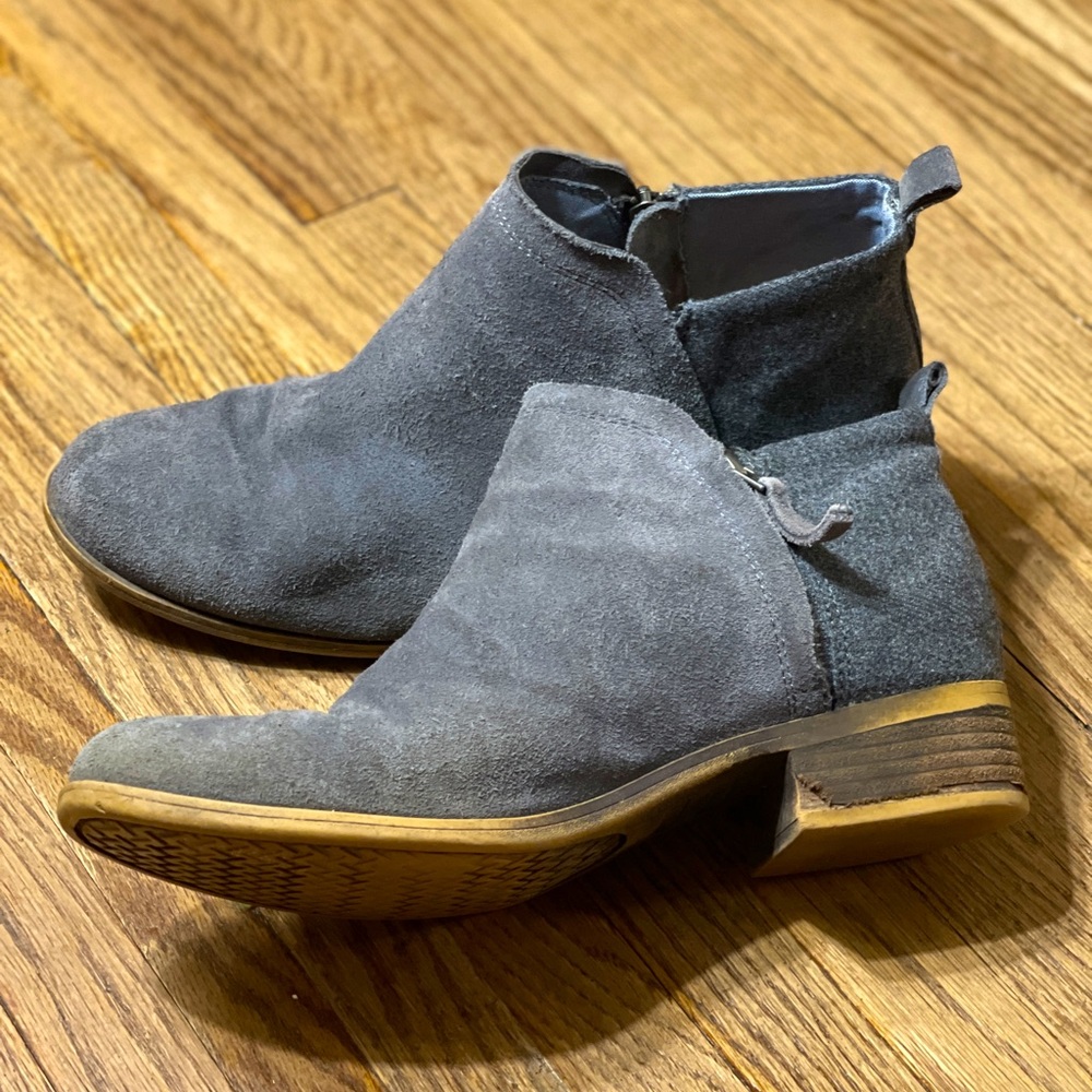 Tom’s women’s grey suede ankle boots. Size 8w